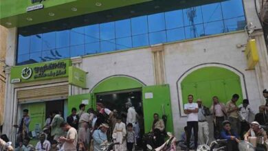 في موقف مسؤول.. مدير أحوال تعز يتحرك ميدانيًا لتسهيل صرف مستحقات الجرحى وأسر الشهداء