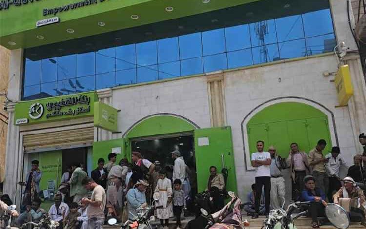 في موقف مسؤول.. مدير أحوال تعز يتحرك ميدانيًا لتسهيل صرف مستحقات الجرحى وأسر الشهداء