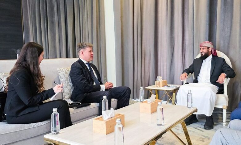 قائد ألوية العمالقة الجنوبية يطالب الإدارة الأمريكية بدعم قدرات المؤسسات الوطنية وتجفيف مصادر تمويل الحوثيين وتسليحهم