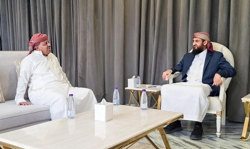 قائد ألوية العمالقة الجنوبية يلتقي محافظ البيضاء ويشدد على رفع الجاهزية العسكرية، مؤكداً أن تحرير المحافظة يمثل هدفًا وطنيًا