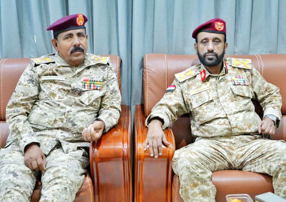 قائد المنطقة العسكرية الثانية يبحث مع قائد محور الغيضة تعزيز التكامل والجاهزية