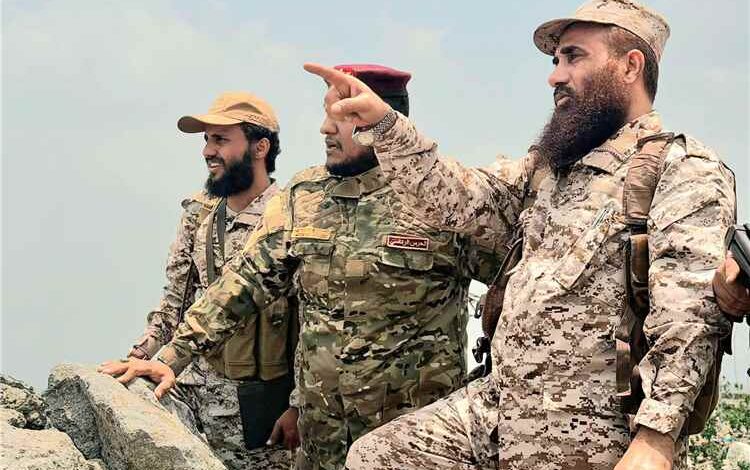 قائد المنطقة العسكرية الرابعة يتفقد الخطوط الأمامية لجبهة تعز ويشدد على رفع الجاهزية والانضباط