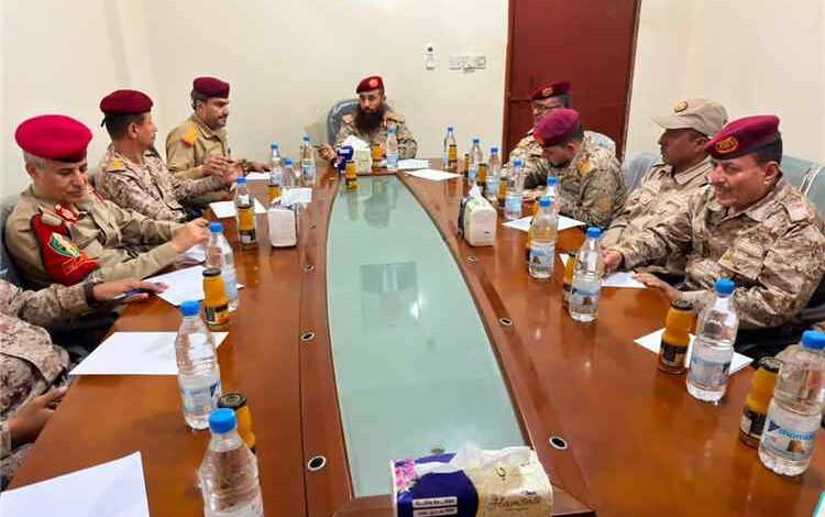 قائد المنطقة العسكرية الرابعة يجتمع بقيادة محور تعز ويؤكد توحيد الجهود وتعزيز الجاهزية في مختلف الجبهات