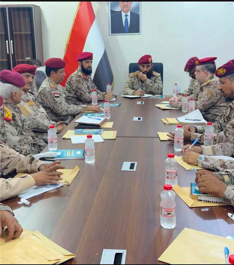 قائد المنطقة العسكرية الرابعة يوجه برفع الجاهزية في محور أبين