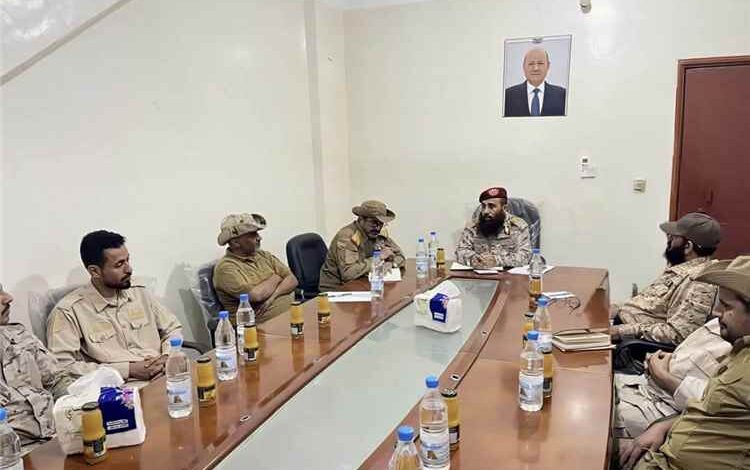 قائد المنطقة العسكرية الرابعة يوجّه بإعادة تموضع القوات ورفع الجاهزية في محور العند