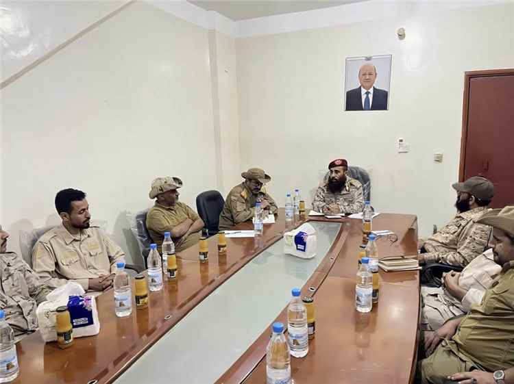 قائد المنطقة العسكرية الرابعة يوجّه بإعادة تموضع القوات ورفع الجاهزية في محور العند