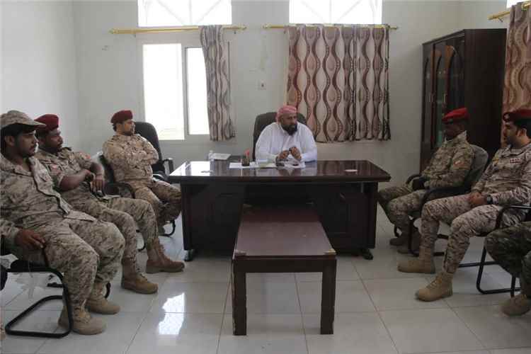 قائد قوات درع الوطن يلتقي قادة السرايا في محافظة المهرة