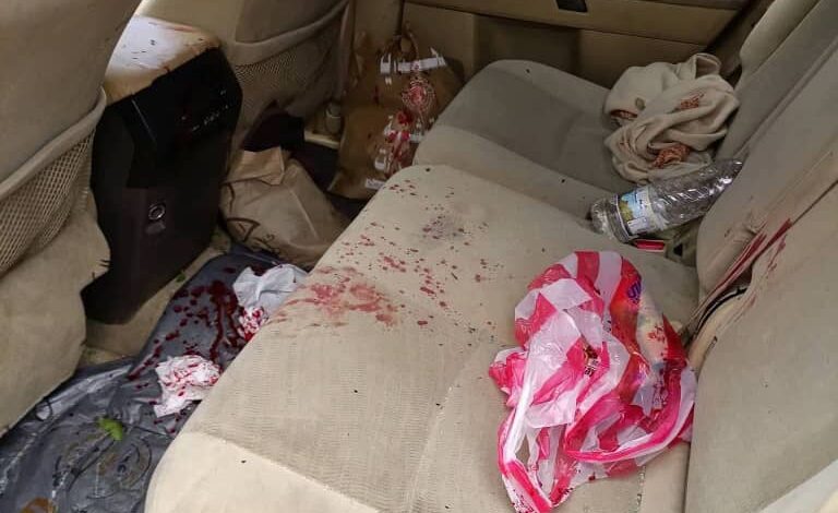 قذيفة حوثية تستهدف مسافرين في مريس.. 3 مدنيين جرحى وسيارتان تتضرران