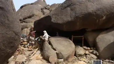 قصف ملغوم وتهجير قسري | الإرهاب الحوثي يجبر أكثر من 100 أسرة من على النزوح من حيس بالحديدة
