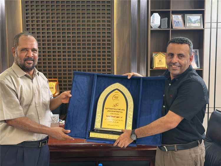 قطاع الرعاية الصحية الأولية يكرّم مدير معهد الصحة العامة تقديراً لإسهاماته في مكافحة الأوبئة وتطوير البرامج الصحية