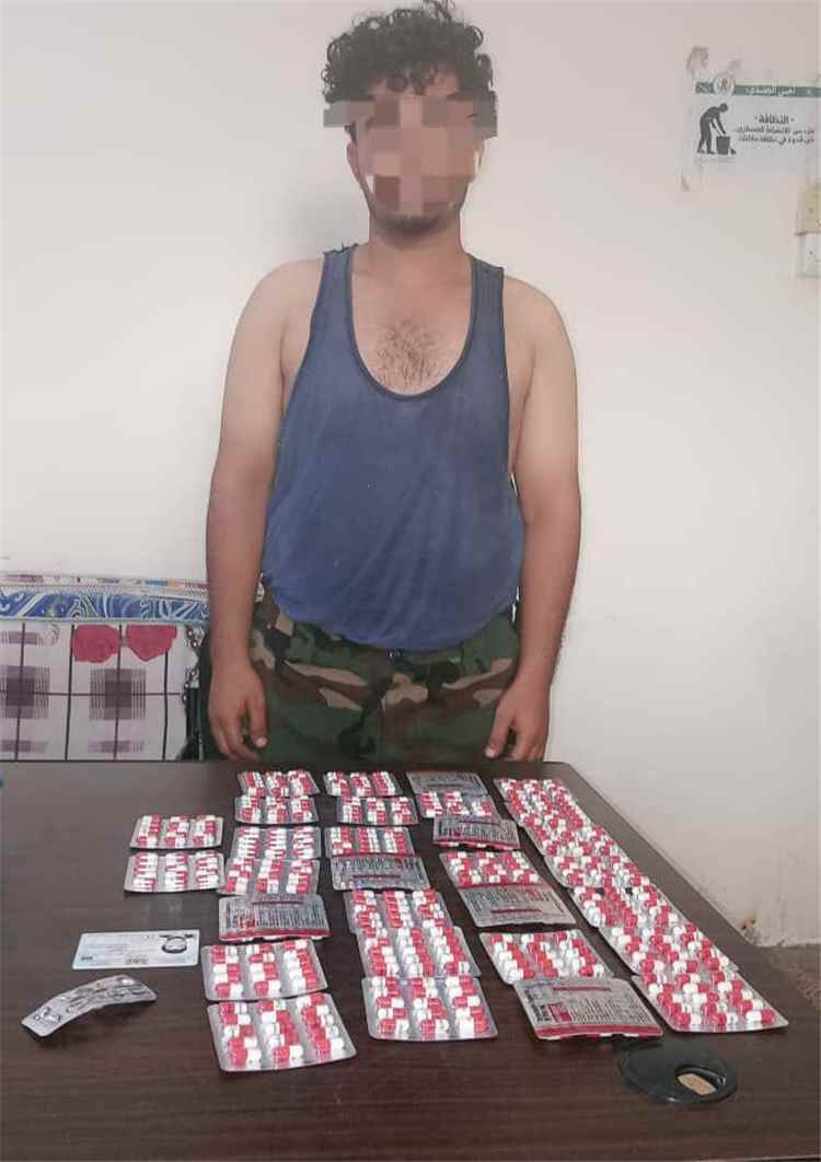 قوات الأمن الوطني في لحج تضبط 450 قرصًا من بريجابالين بحوزة أحد الأشخاص