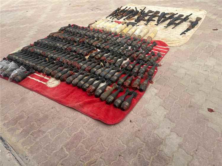 قوات درع الوطن تضبط شاحنة محملة بالأسلحة والذخائر في شحن.