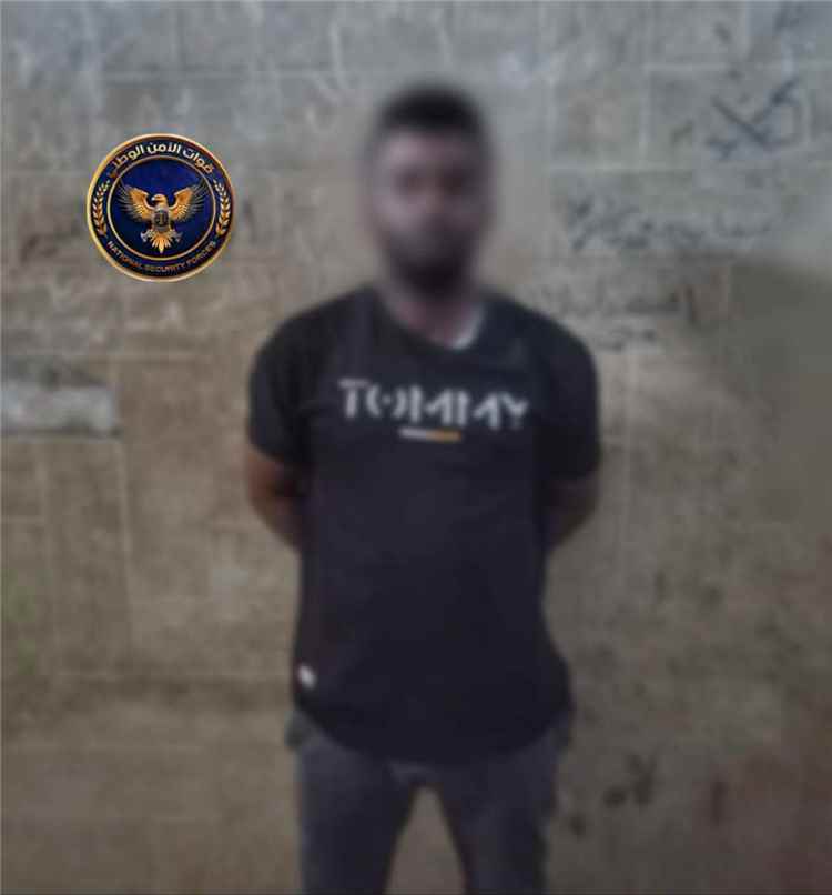 قوات طوق العاصمة عدن تضبط مطلوبا أمنيا متهما ببيع طقم عسكري