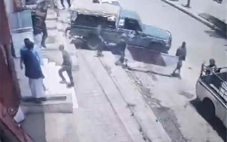المشهد اليمني - قيادي حوثي ينهب ممتلكات وأثاث عمارة سكنية لمواطن في إب