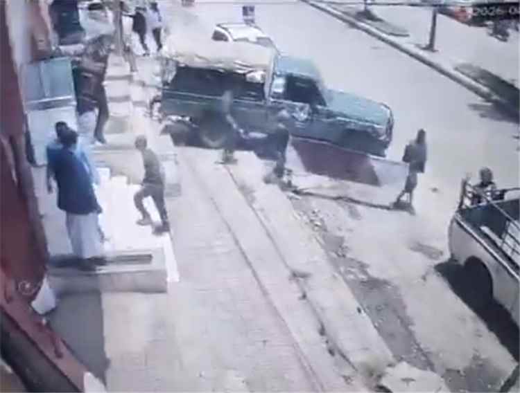 قيادي حوثي ينهب ممتلكات وأثاث عمارة سكنية لمواطن في إب