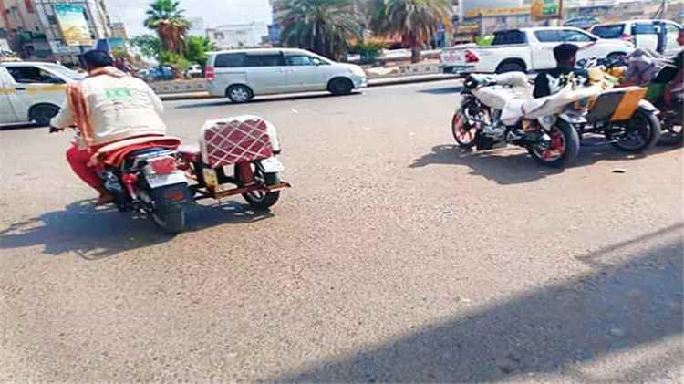 كاتب صحفي ينتقد مخالفات سائقي الدراجات النارية ويدعو للالتزام بقواعد السير