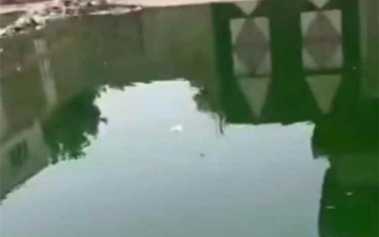 المشهد اليمني - كارثة بيئية تضرب عدن.. طفح الصرف الصحي يغمر منازل المواطنين