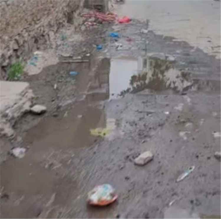 “كارثة صحية تهدد أطفال تعز”.. مياه مجاري تغمر حياً كاملاً والقمامة تكتسح منازلهم