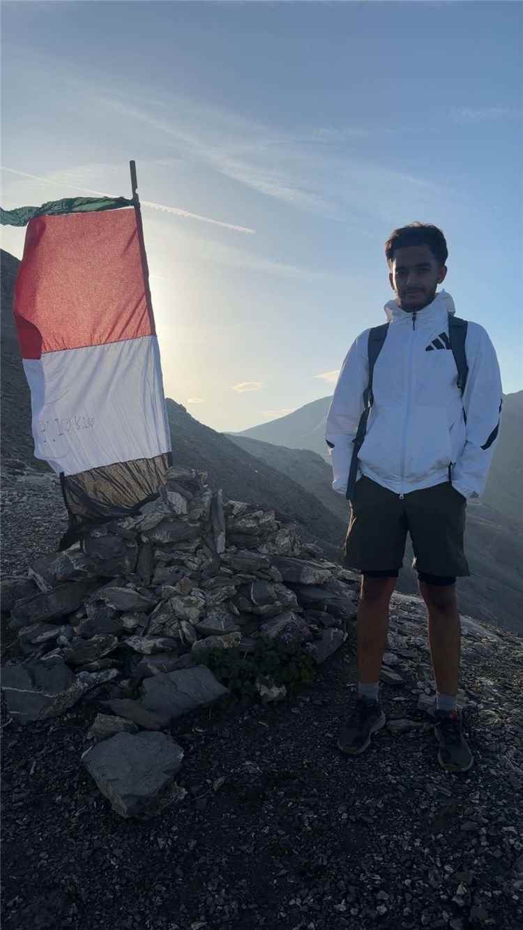 المشهد اليمني - لأول مرة في التاريخ.. علم اليمن يرفرف على قمة مون بويه بجبال الألب الفرنسية