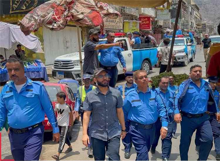 (لا استثناءات والميدان يجمعنا).. العقيد عادل طاهر ينفذ حملة لرفع المعوقات من شوارع مديرية صيرة