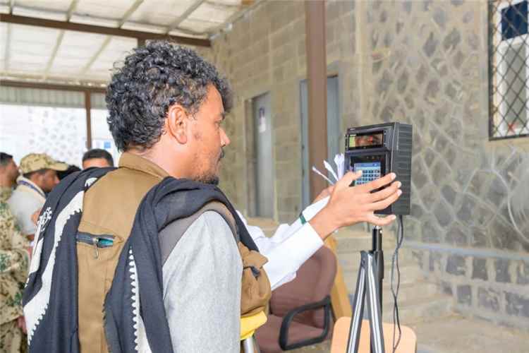 “لجنة البصمة” تلحق ضباط وأفراد الجيش في تعز ومأرب بـ”قوات درع الوطن” وإسقاط غير المستوفين وإلغاء الأرقام السابقة