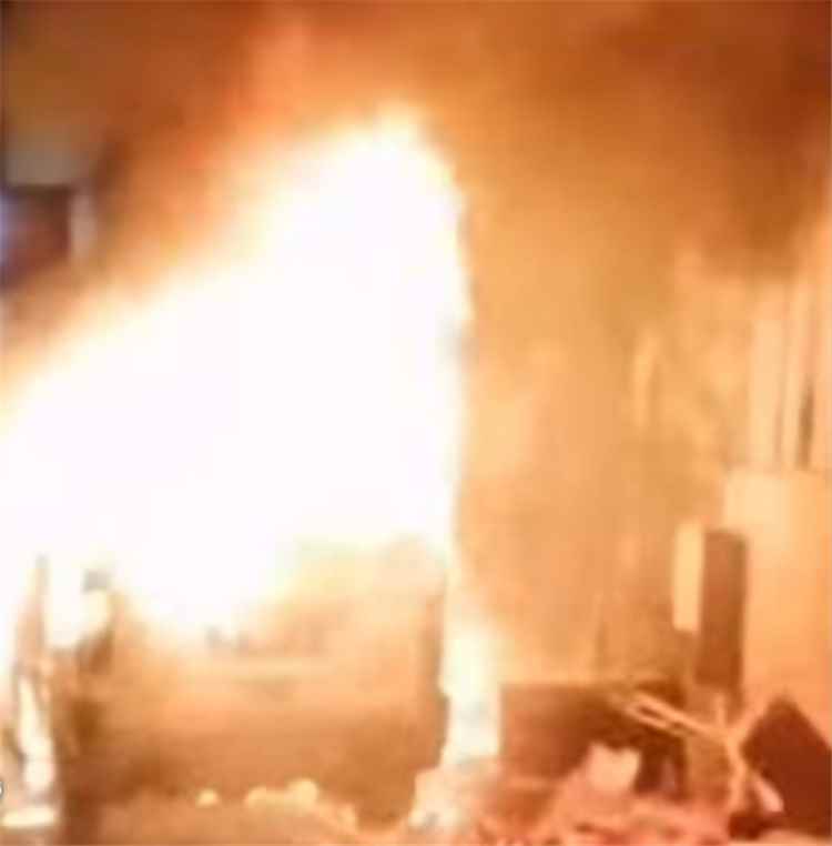 لحظات رعب في شعب العيدروس بعدن.. ألسنة اللهب تلتهم باص غاز