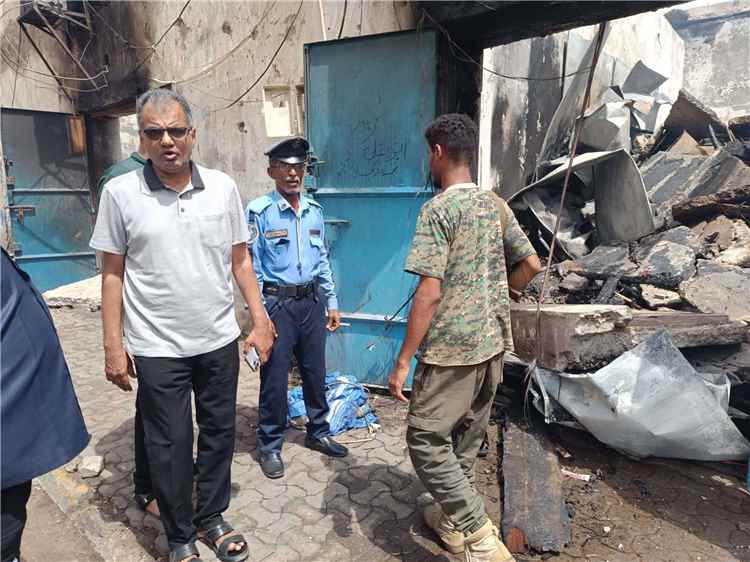 المشهد اليمني - لحظة حاسمة.. مدير عام المعلا في قلب النيران ويوجه بقرار عاجل