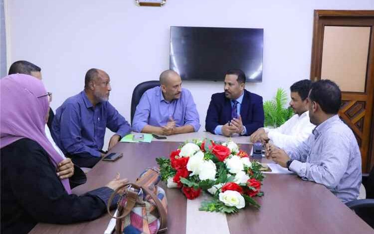 لقاء بعدن يناقش استكمال مشروع الخط الاستراتيجي لشبكة الصرف الصحي في دار سعد