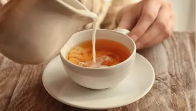 لماذا لا يُوصي الأطباء بإضافة الحليب إلى الشاي؟