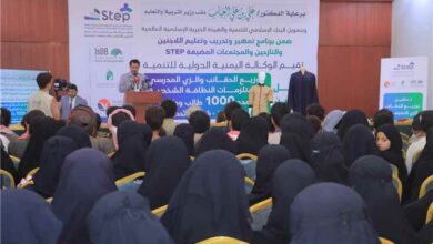 مأرب...نائب وزير التربية يدشن توزيع الحقائب والزي المدرسي ومستلزمات النظافة على ألف طالب وطالبة