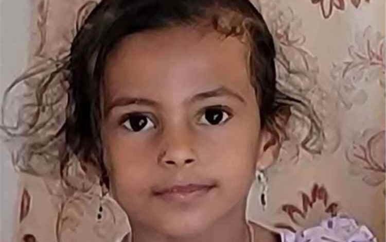 المشهد اليمني - مأساة في القبيطة.. وفاة طفلة وإصابة شقيقتها جراء تساقط أحجار خلفتها الأمطار