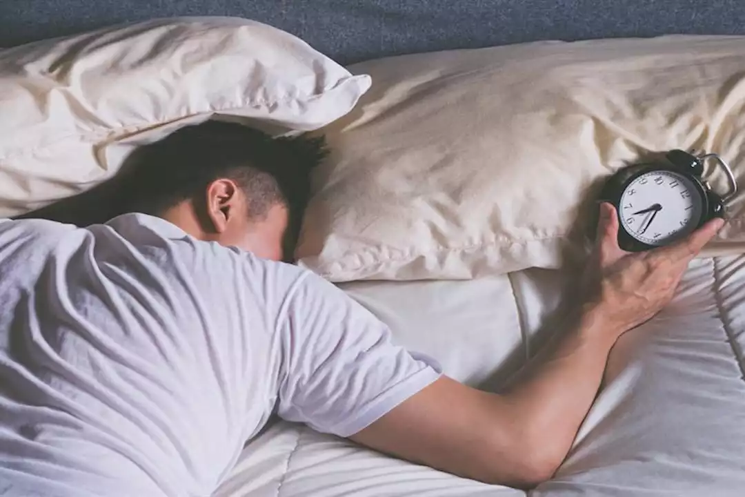 ماذا يخبرك معدل ضربات القلب قبل النوم عن صحتك؟