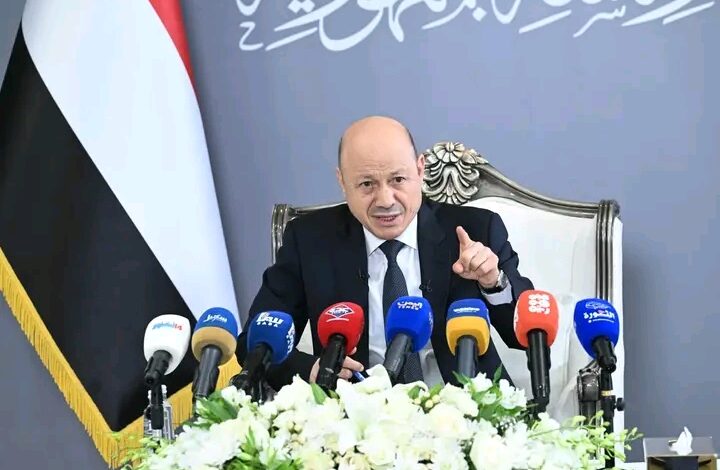 متى ستبدأ الشرعية دفع رواتب الموظفين في مناطق سيطرة جماعة الحوثي؟ الرئيس يُجيب