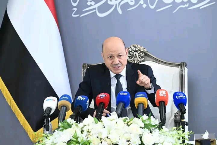 متى ستبدأ الشرعية دفع رواتب الموظفين في مناطق سيطرة جماعة الحوثي؟ الرئيس يُجيب