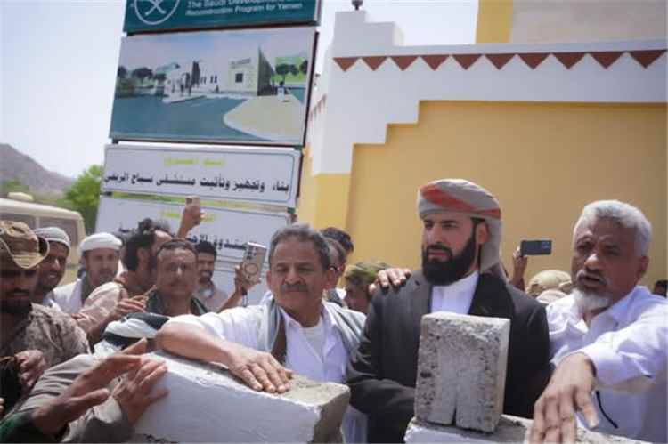 محافظ أبين يضع حجر الأساس لمشروع إنشاء وتجهيز مبنى الأحوال المدنية والسجل المدني بسباح.