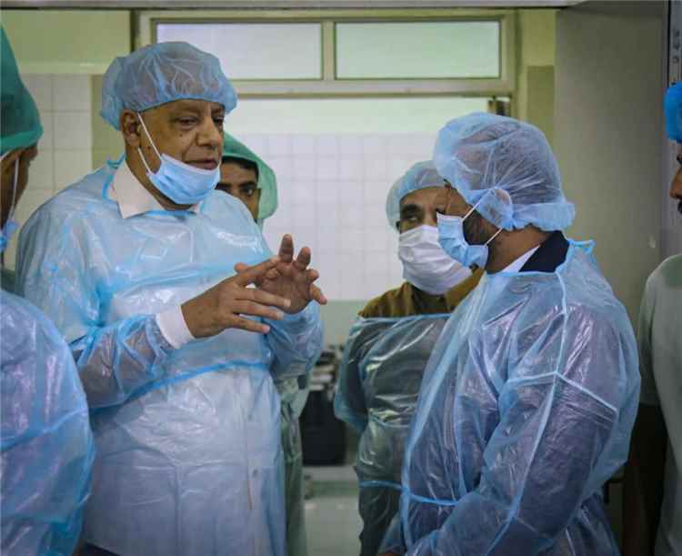 محافظ الضالع يدشن إعادة تشغيل غرفة عمليات المناظير الجراحية بمستشفى النصر العام.