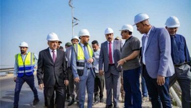 محافظ العاصمة عدن ووزير الأشغال يدشنان مشروع صيانة وترميم جسر البريقة القديم ويطلعان على سير العمل في كورنيش كود النمر