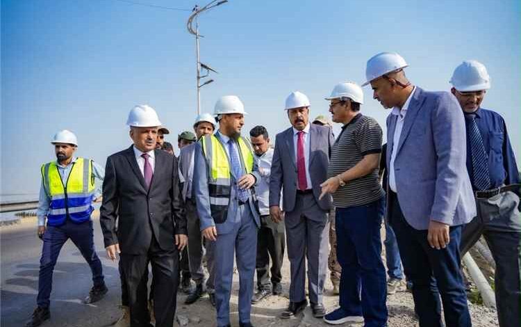 محافظ العاصمة عدن ووزير الأشغال يدشنان مشروع صيانة وترميم جسر البريقة القديم ويطلعان على سير العمل في كورنيش كود النمر
