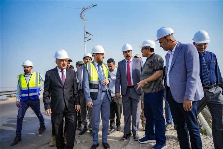 محافظ العاصمة عدن ووزير الأشغال يدشنان مشروع صيانة وترميم جسر البريقة القديم ويطلعان على سير العمل في كورنيش كود النمر