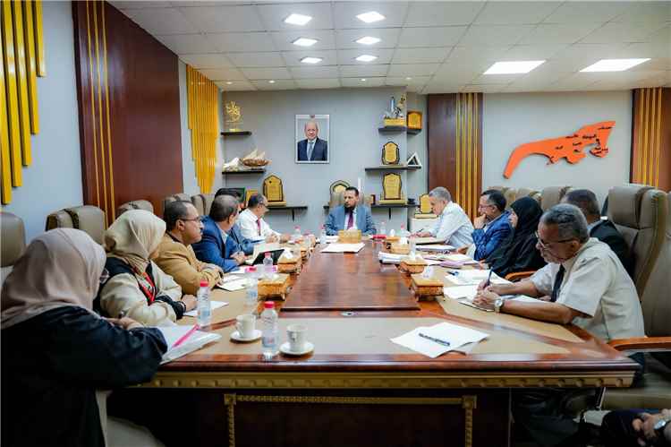 محافظ العاصمة عدن يناقش أوضاع المنطقة الحرة وسبل الحفاظ على أراضيها