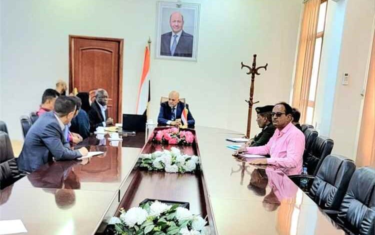 محافظ تعز يبحث مع مدير مكتب الشؤون الانسانية تسهيل مهام العمل الإنساني