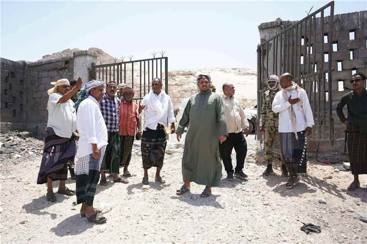 محافظ سقطرى يطلع على احتياجات توسعة مكب النفايات بمدينة حديبو