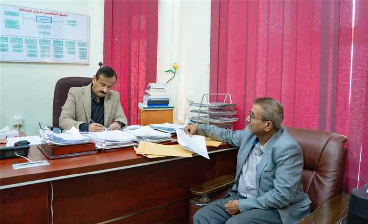 محافظ شبوة يطلع على مستوى  إنجاز و مراجعة استحقاقات كوادر المحافظة للعلاوات والزيادة.