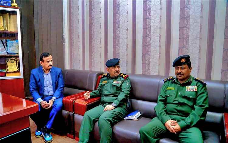 محافظ شبوة يطّلع على خطة الانتشار الأمني الجديدة بمدينة عتق ويشدد على رفع الجاهزية واليقظة