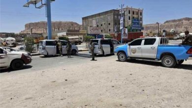 محافظ شبوة يطّلع على خطة الانتشار الأمني في عتق ويؤكد أهمية رفع الجاهزية وتعزيز اليقظة الامنية فيها.
