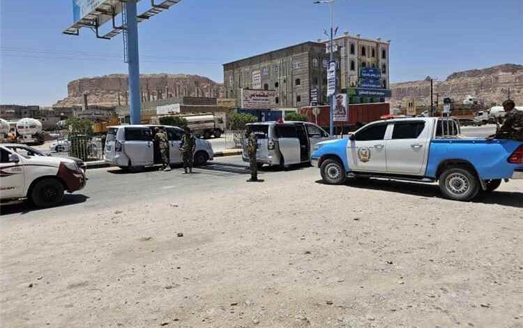 محافظ شبوة يطّلع على خطة الانتشار الأمني في عتق ويؤكد أهمية رفع الجاهزية وتعزيز اليقظة الامنية فيها.
