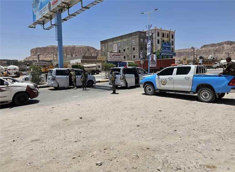 محافظ شبوة يطّلع على خطة الانتشار الأمني في عتق ويؤكد أهمية رفع الجاهزية وتعزيز اليقظة الامنية فيها.