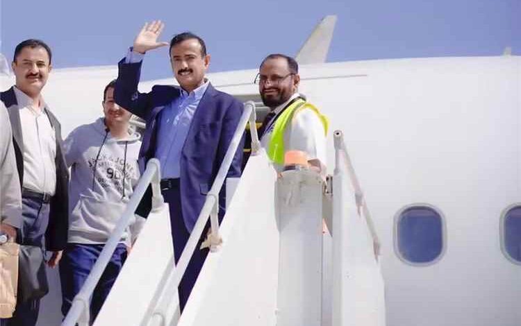 محافظ شبوة يغادر إلى السعودية لمتابعة حزمة مشاريع استراتيجية في الكهرباء والطرق والصحة