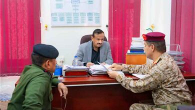 محافظ شبوة يناقش التطورات الأمنية والعسكرية ويوجّه برفع الجاهزية وتعزيز الاستقرار