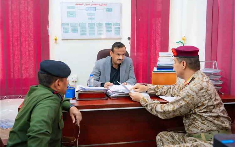 محافظ شبوة يناقش التطورات الأمنية والعسكرية ويوجّه برفع الجاهزية وتعزيز الاستقرار
